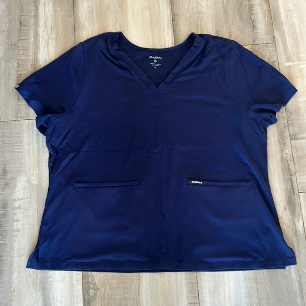 3x Jaanuu scrub top